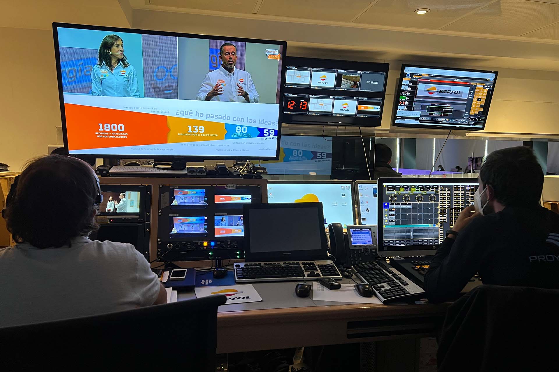 sala de realización durante la retransmisión de un congreso digital