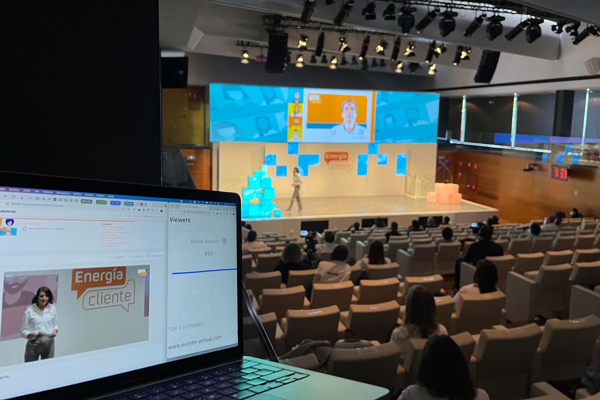 auditorio en directo por streaming durante un congreso híbrido