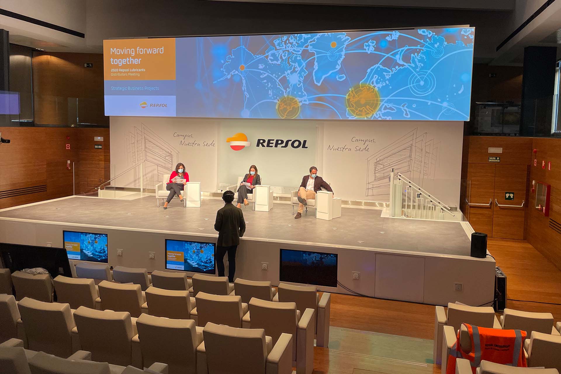 Un Auditorio durante la retransmisión de un evento digital híbrido