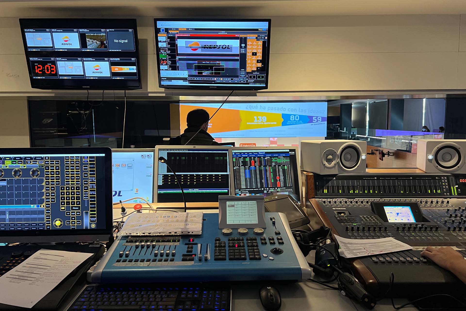 sala de control de la retransmisión en directo de un evento híbridos