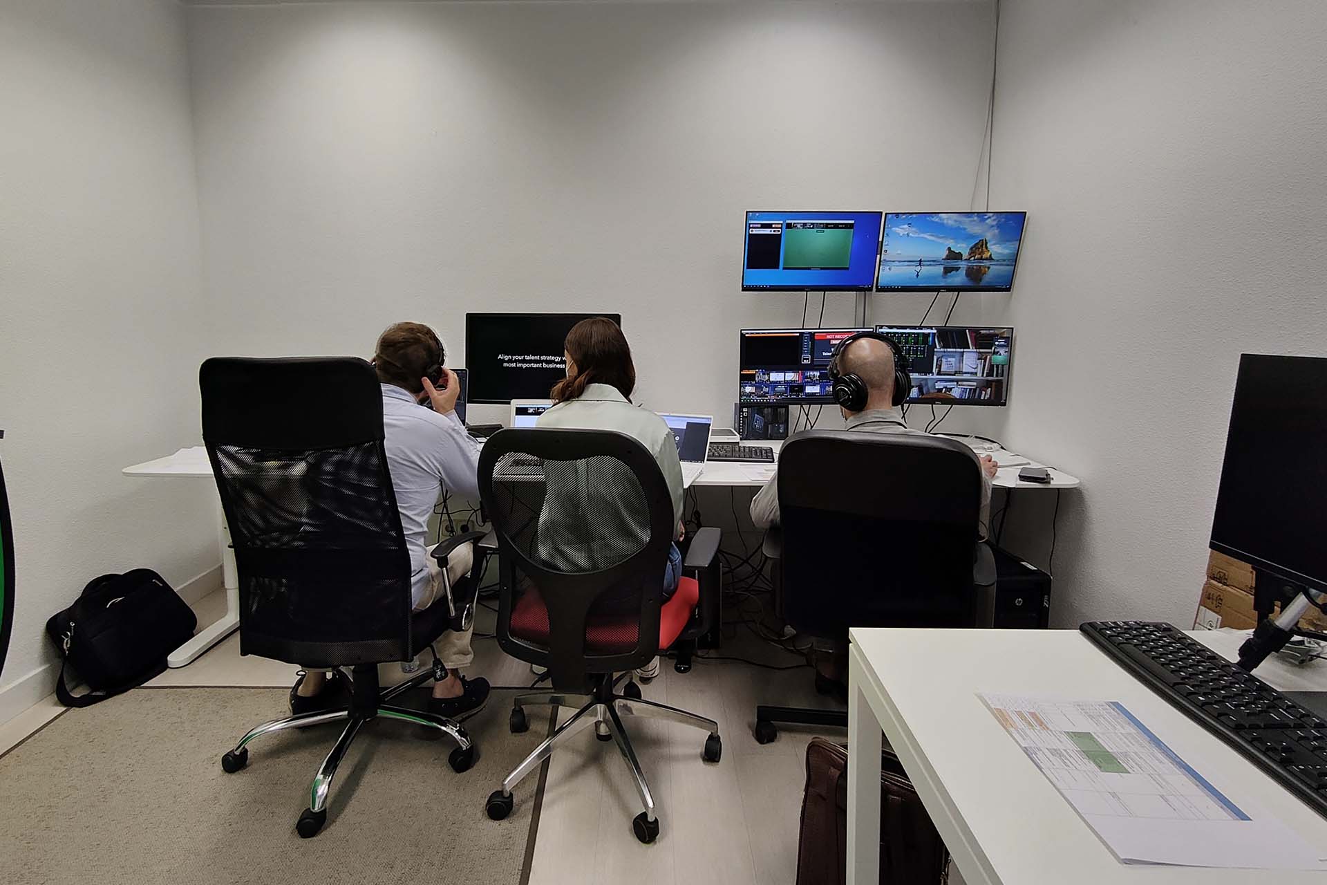 operarios durante la retransmisión de un evento online